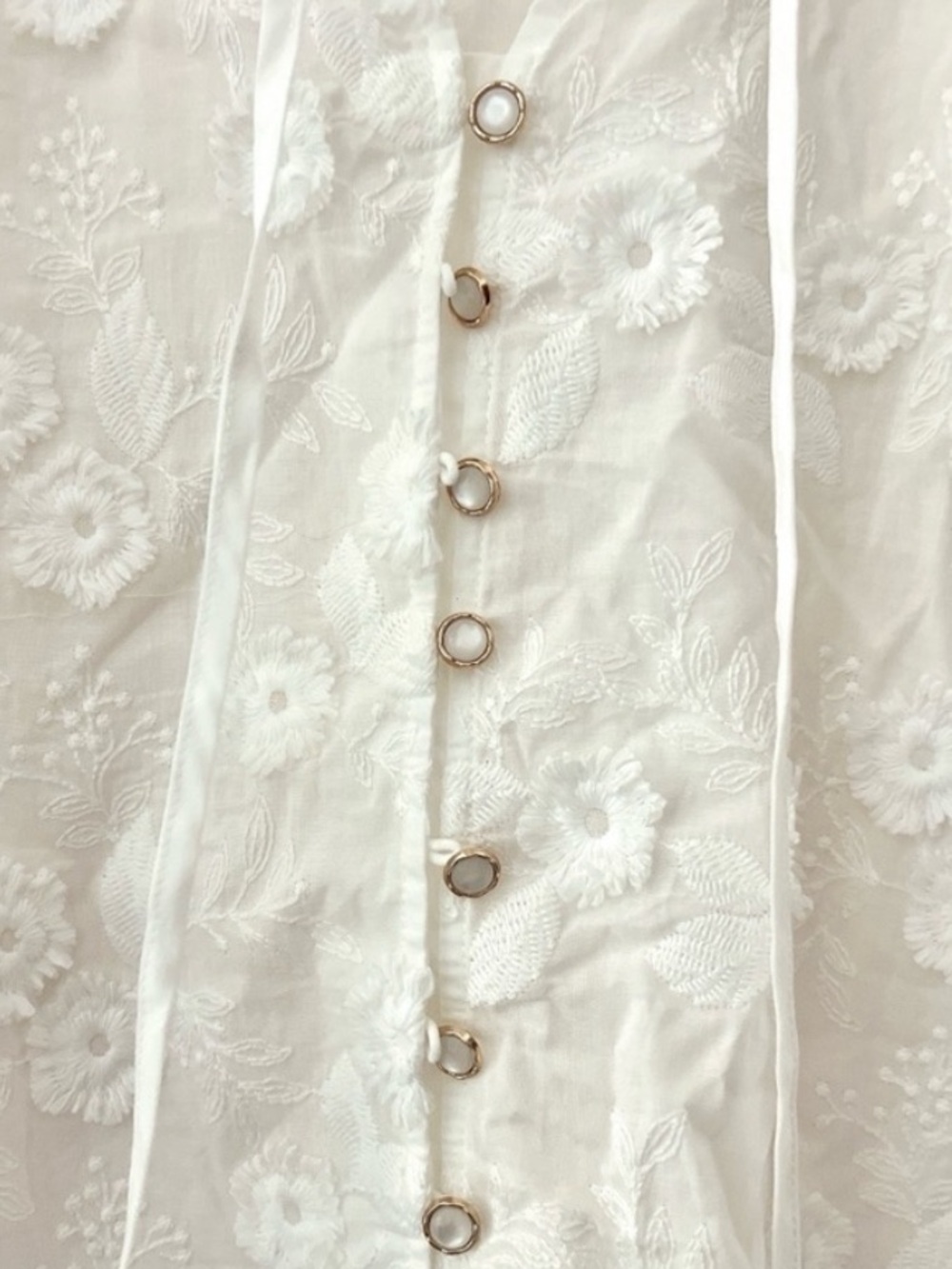 COMMENSE | White Floral Embroidered Lightweight Button-Up Top - Picture 6 of 7